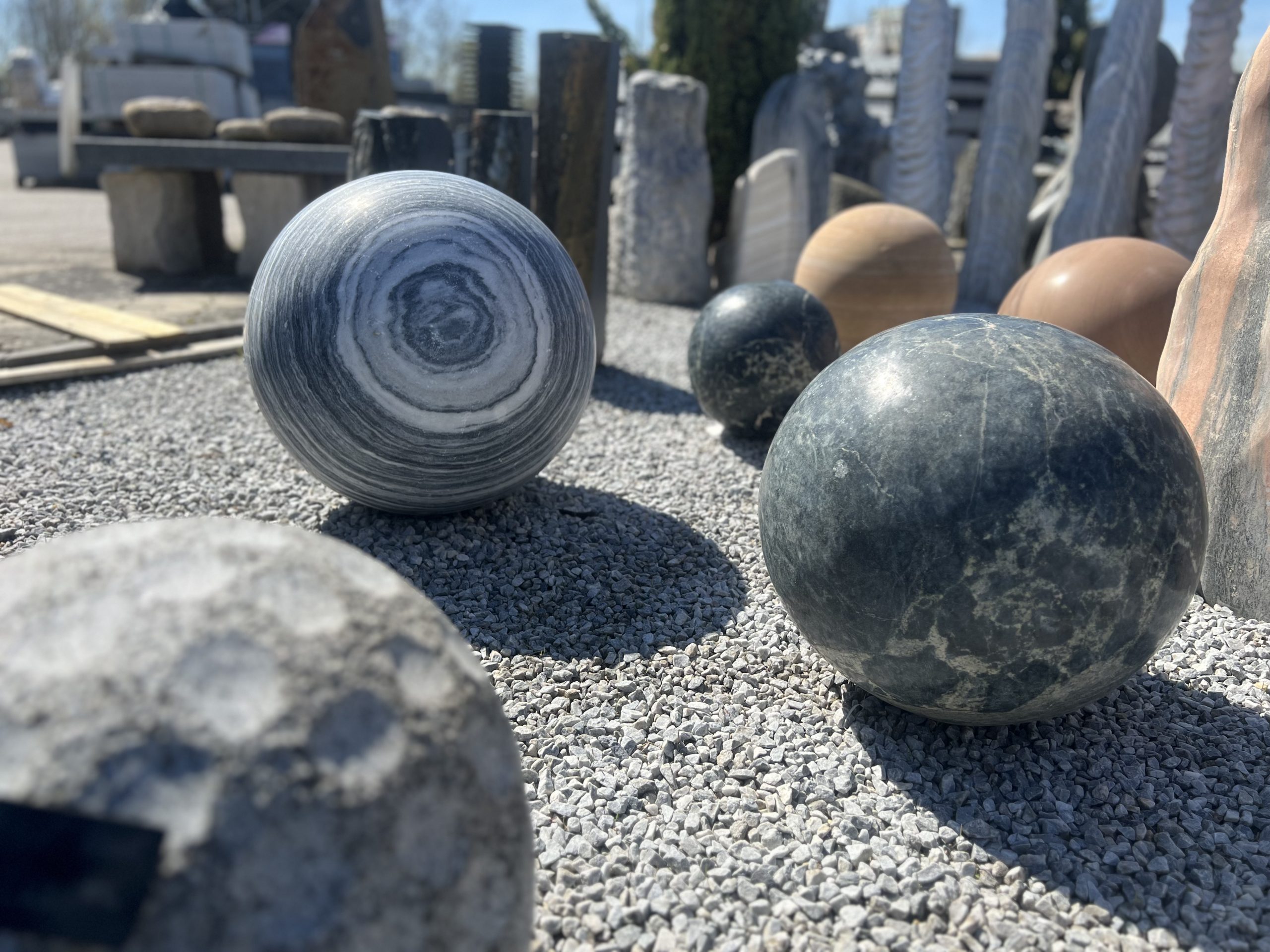 Boule granit pour décoration design pour votre jardin - Point Jardin