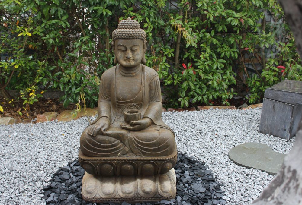 Buddha en calcaire oxydée